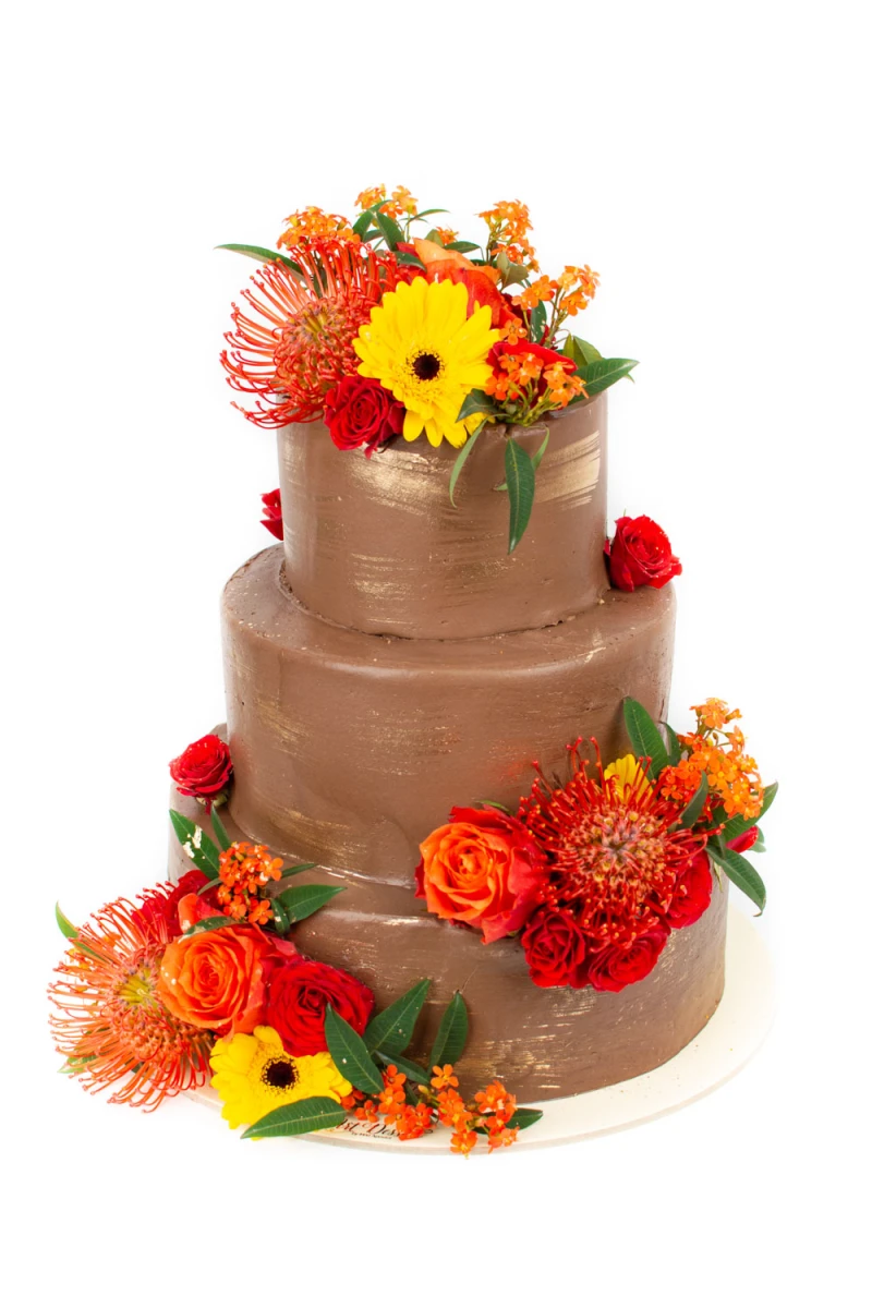 Tort in crema de ciocolata cu flori naturale